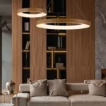 lampara colgante en salon con madera