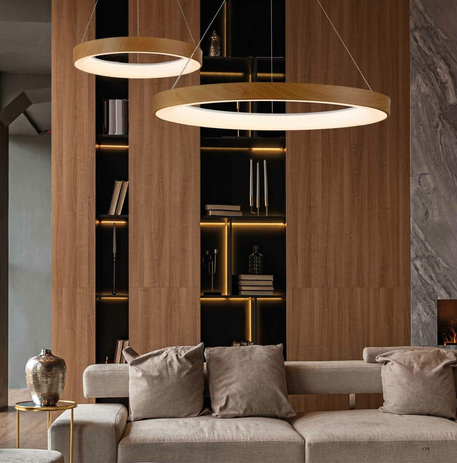 lampara colgante en salon con madera